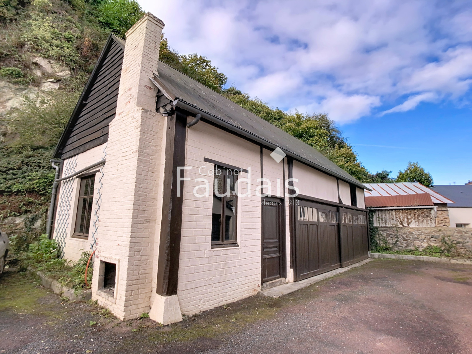 
                                                Vente
                                                 MAISON DE CARACTERE AVEC DEPENDANCE PROCHE COMMERCES