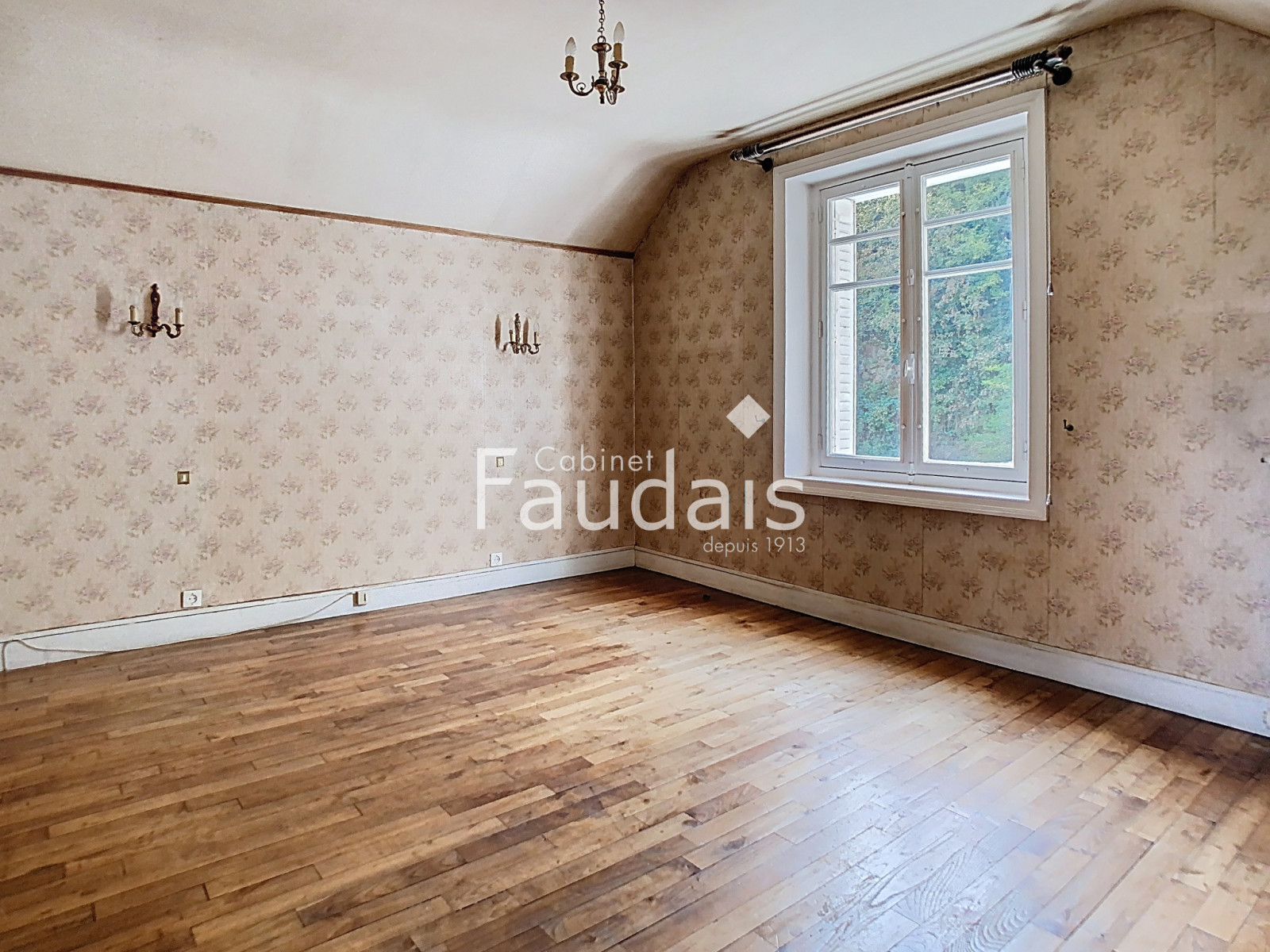 
                                                Vente
                                                 MAISON DE CARACTERE AVEC DEPENDANCE PROCHE COMMERCES