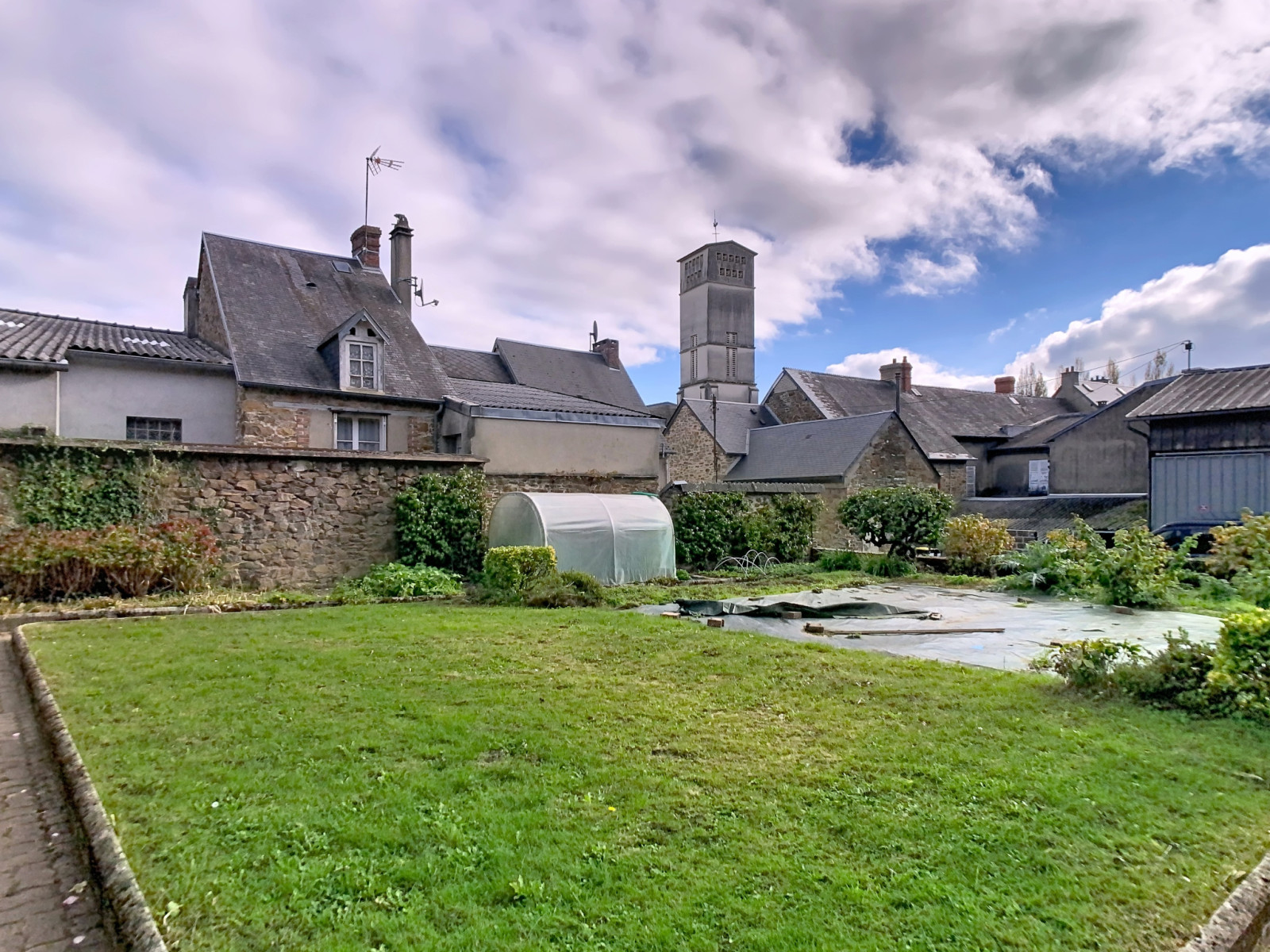 
                                                Vente
                                                 MAISON DE CARACTERE AVEC DEPENDANCE PROCHE COMMERCES