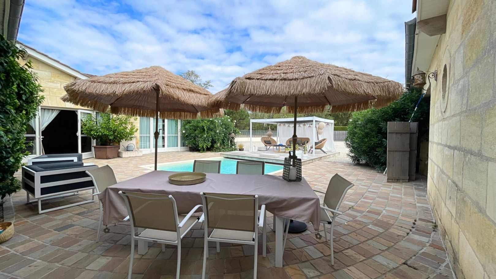 
                                                Vente
                                                 Maison de caractère avec salle de réception