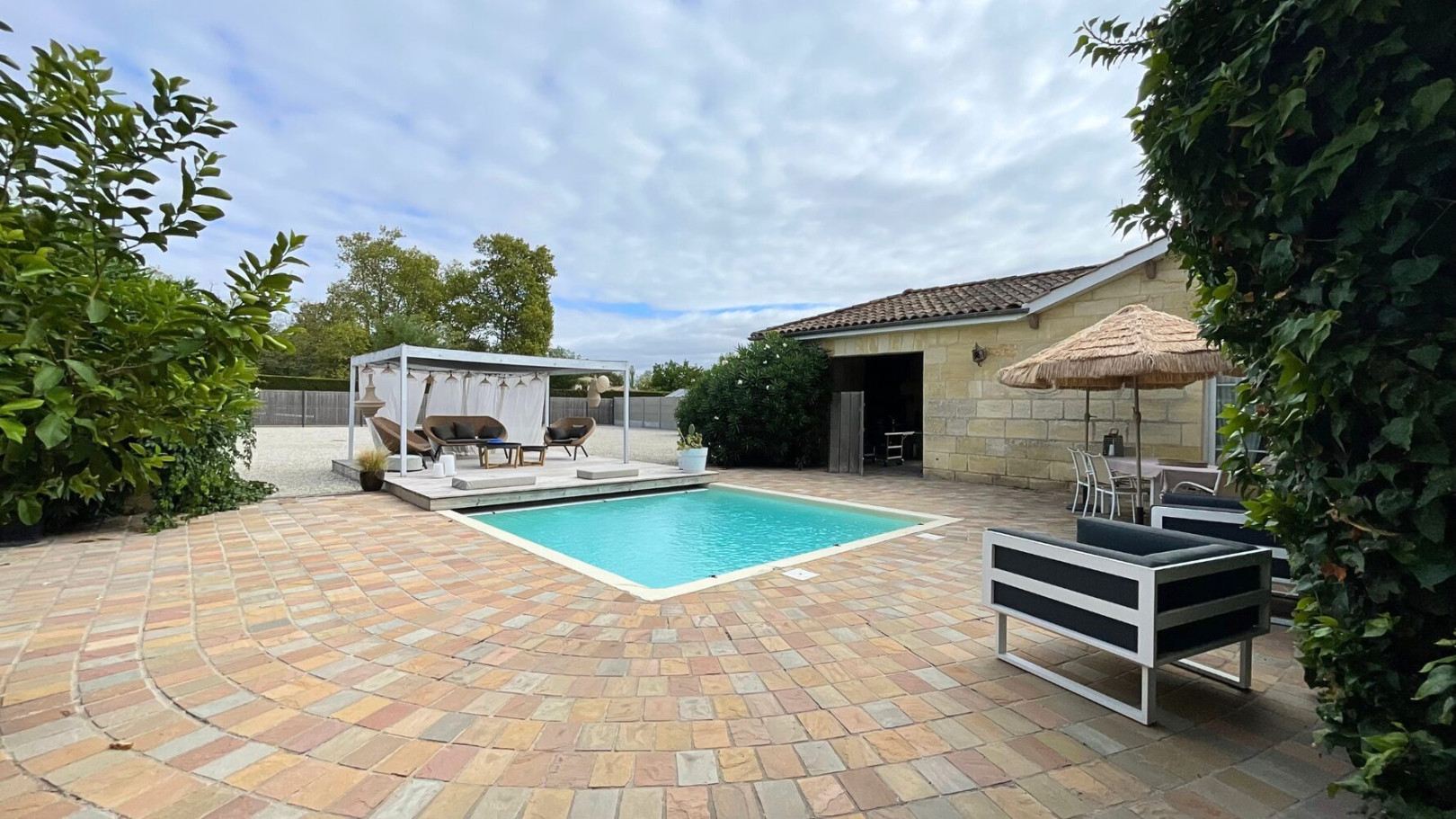 
                                                Vente
                                                 Maison de caractère avec salle de réception
