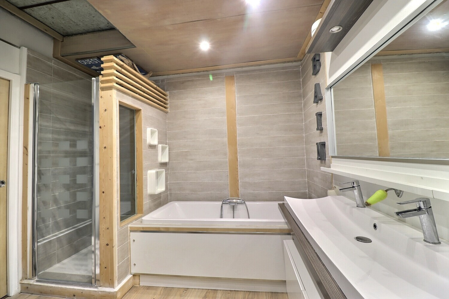 
                                                Vente
                                                 Maison de caractère en pierre avec dépendance