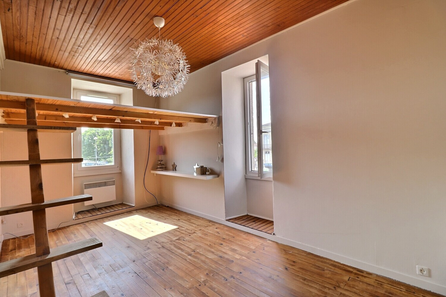 
                                                Vente
                                                 Maison de caractère en pierre avec dépendance
