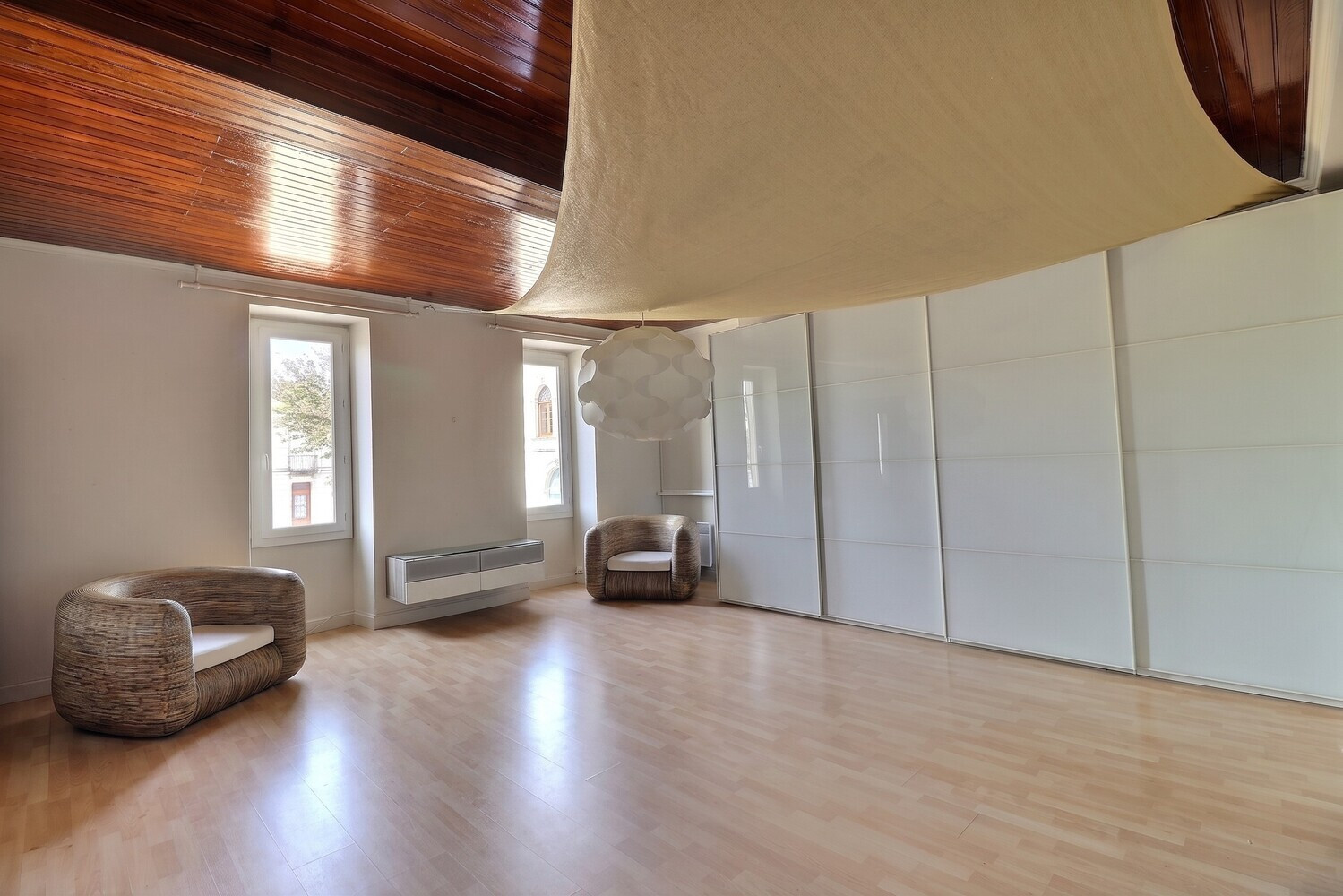 
                                                Vente
                                                 Maison de caractère en pierre avec dépendance