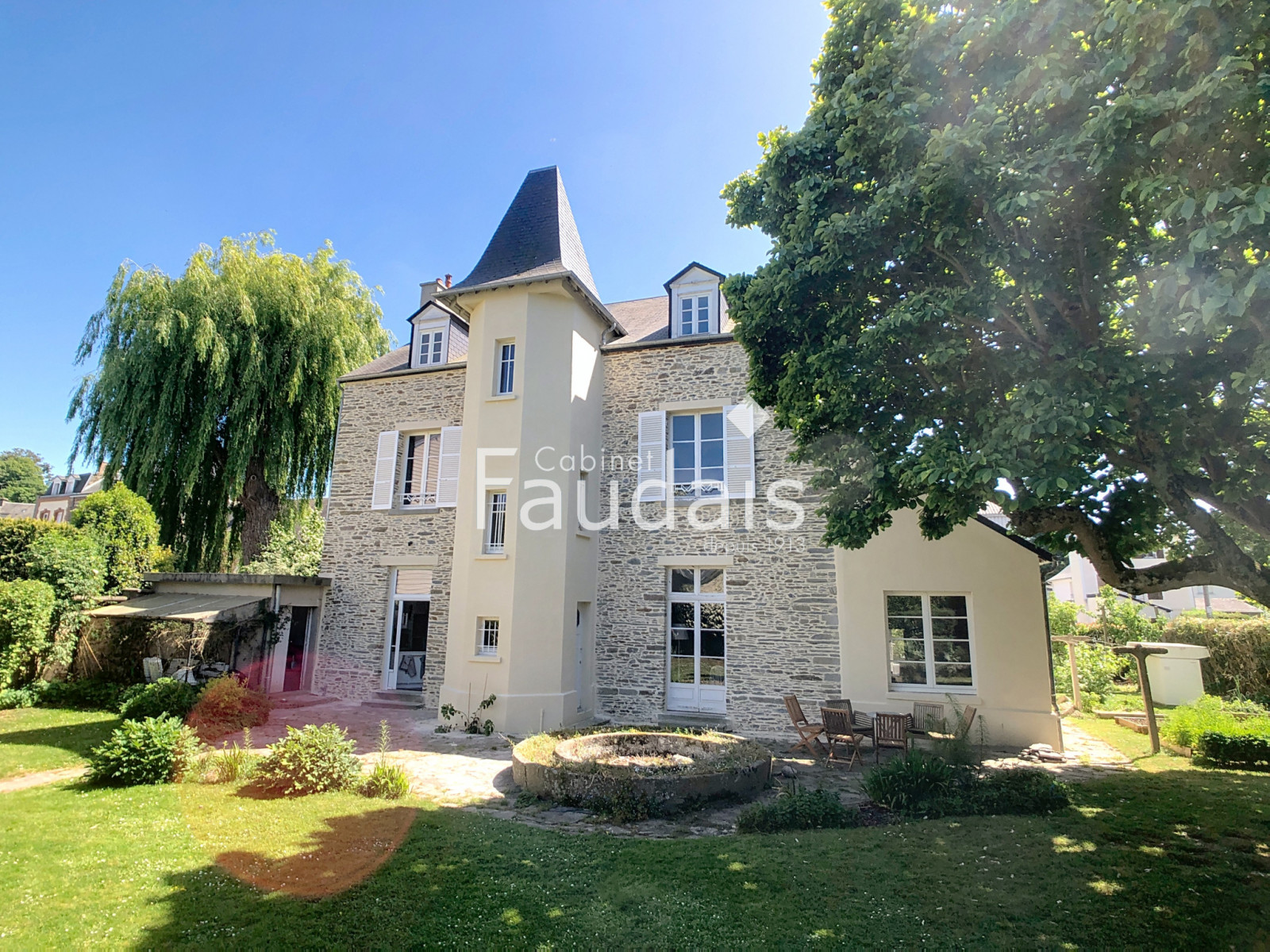 
                                                Vente
                                                 Maison de caractère en pierre proche commerces et écoles, en