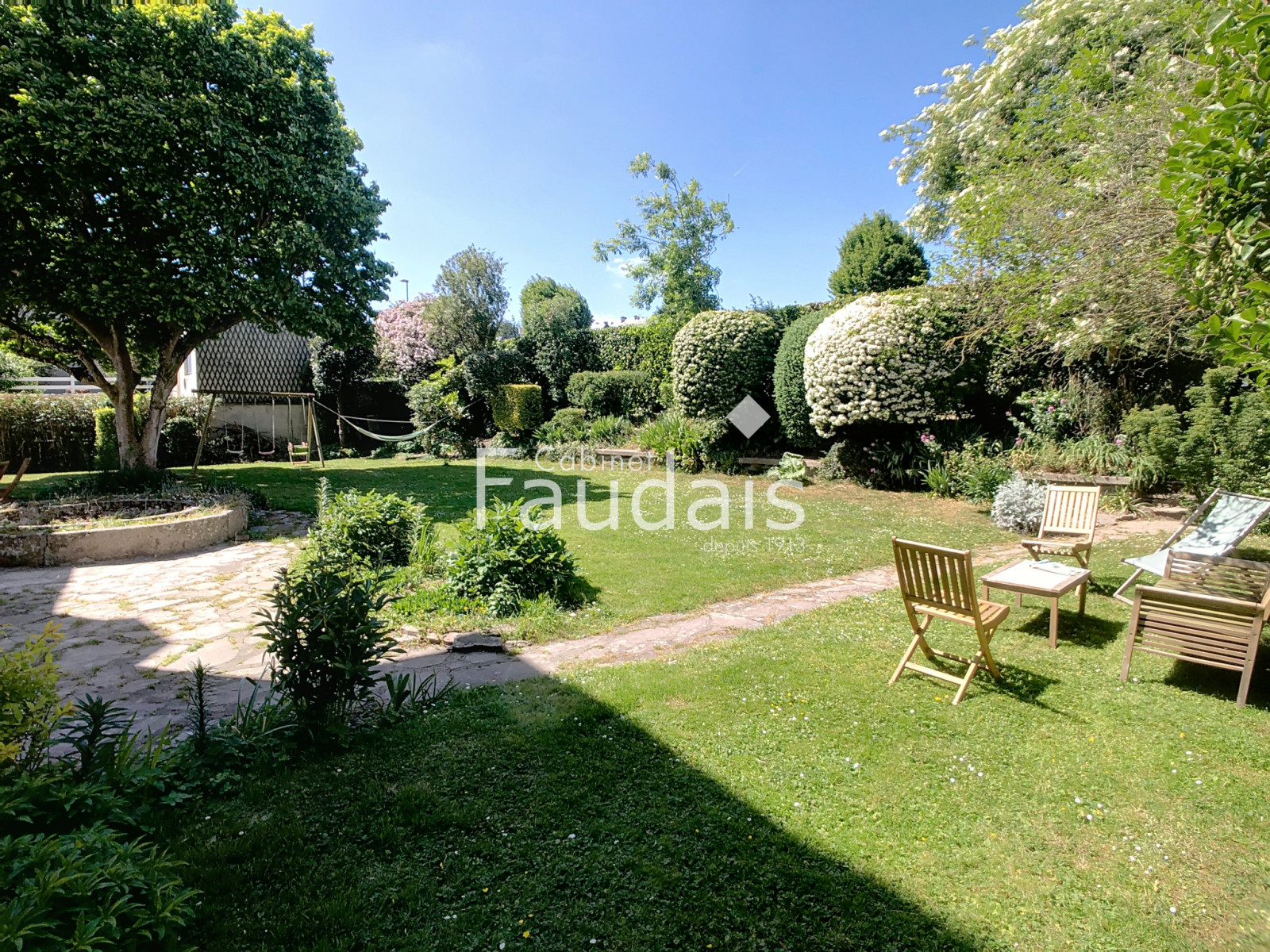 
                                                Vente
                                                 Maison de caractère en pierre proche commerces et écoles, en