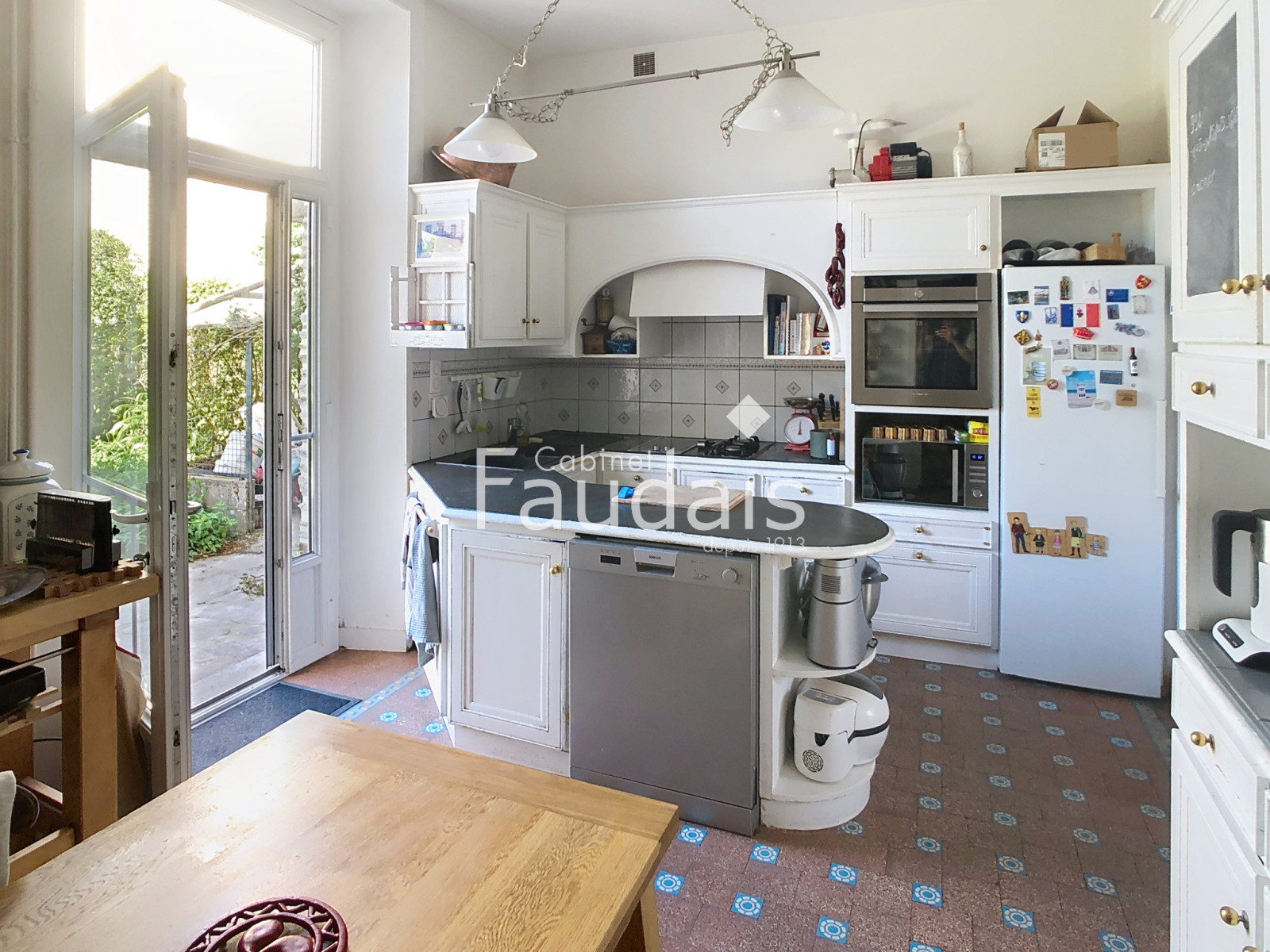 
                                                Vente
                                                 Maison de caractère en pierre proche commerces et écoles, en