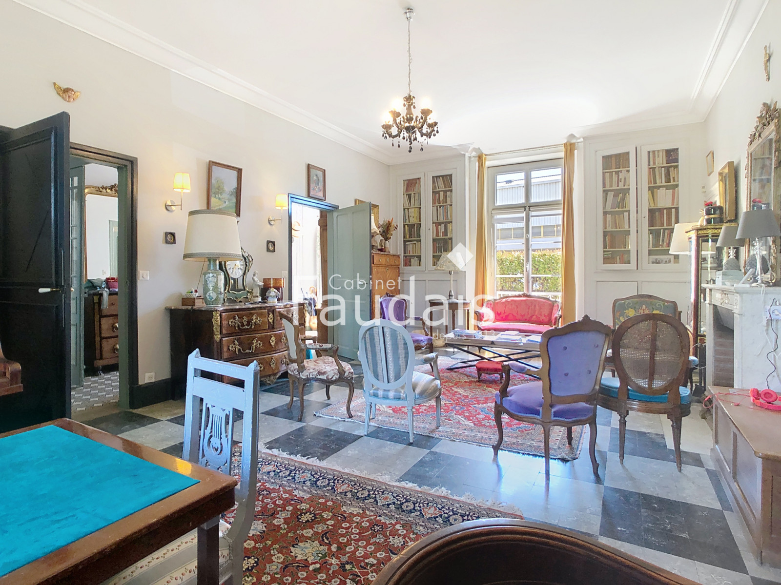 
                                                Vente
                                                 Maison de caractère en pierre proche commerces et écoles, en