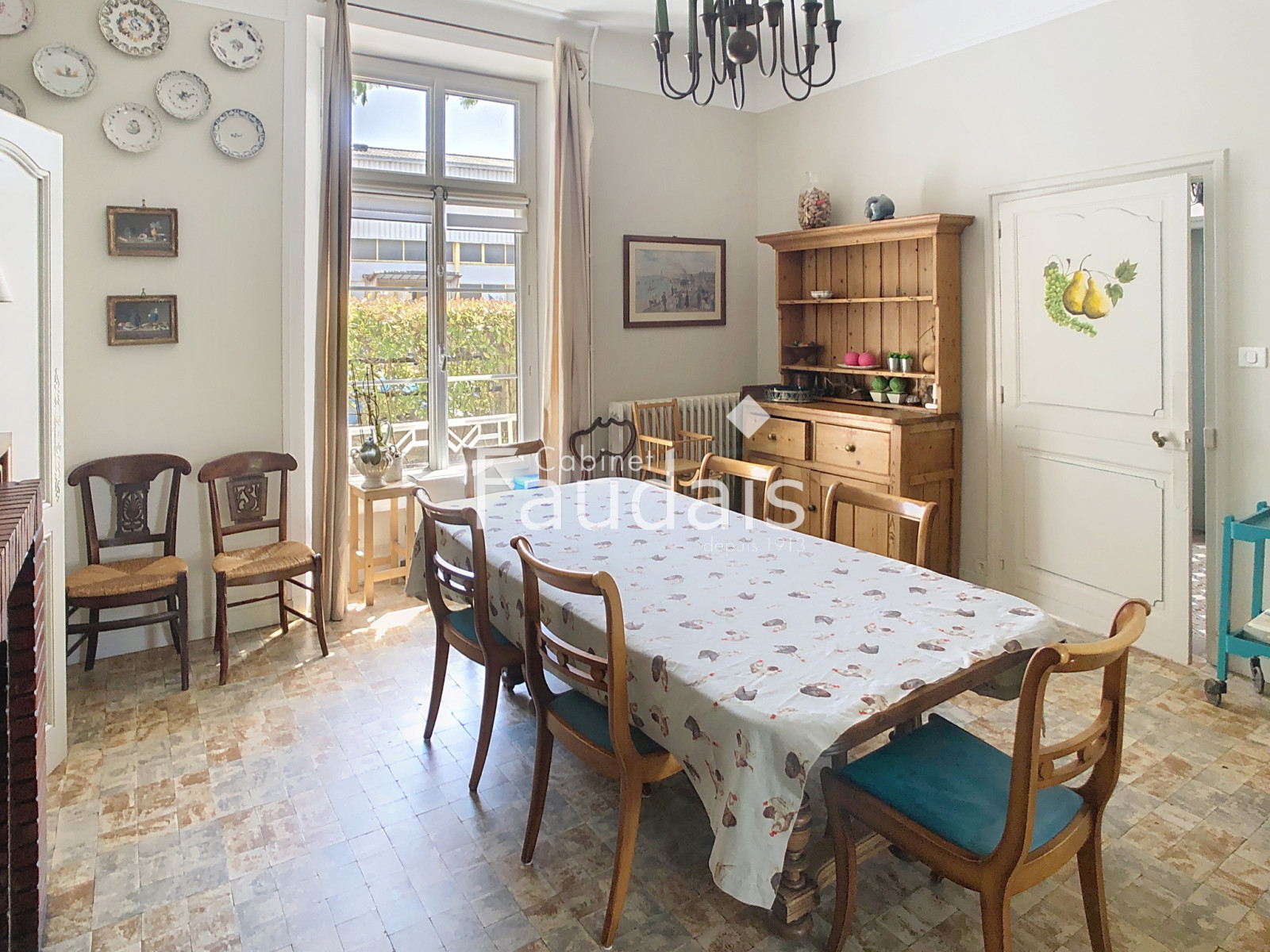 
                                                Vente
                                                 Maison de caractère en pierre proche commerces et écoles, en