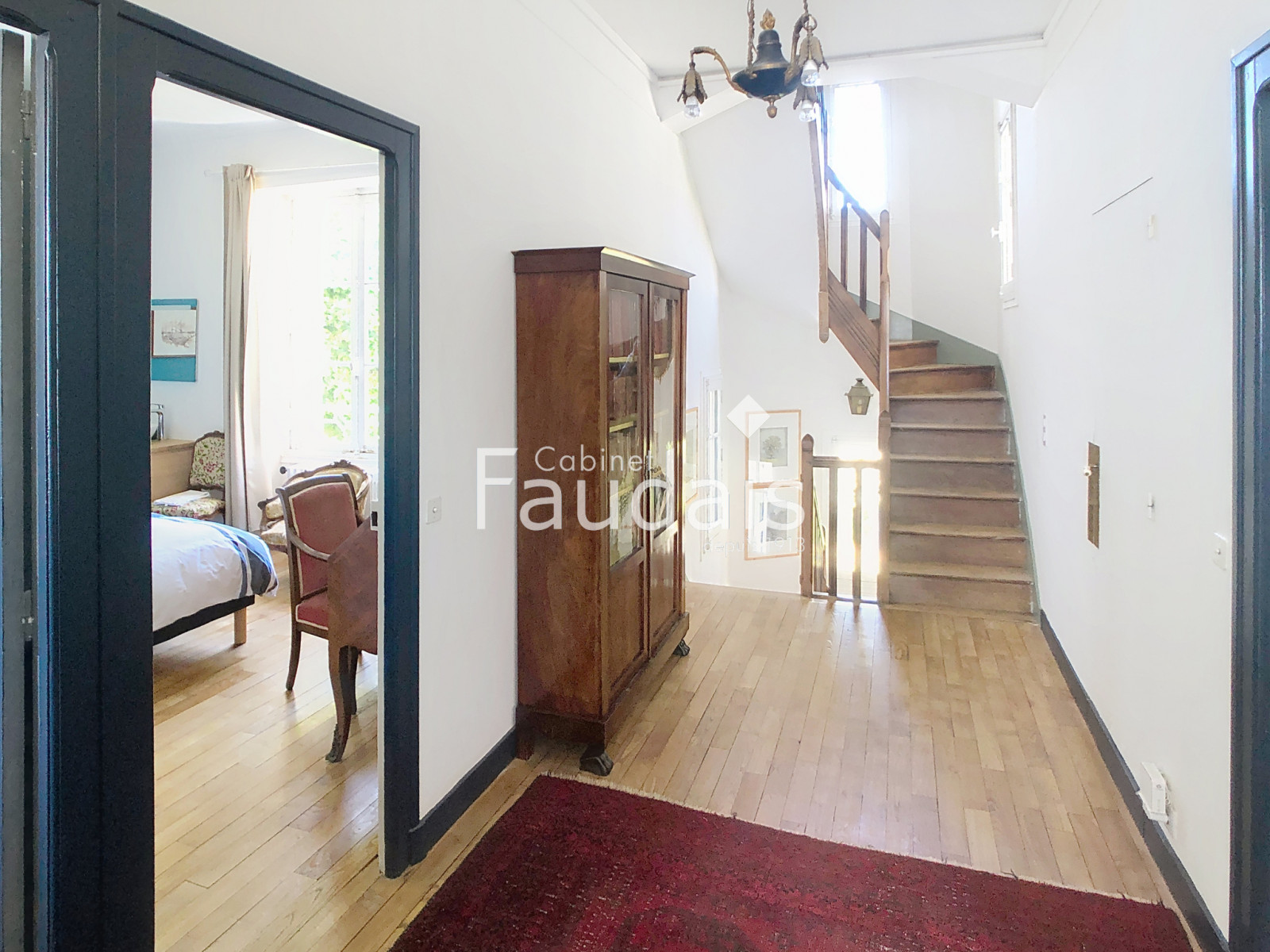 
                                                Vente
                                                 Maison de caractère en pierre proche commerces et écoles, en