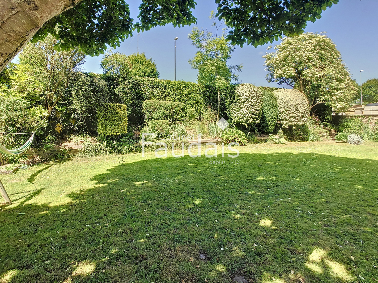 
                                                Vente
                                                 Maison de caractère en pierre proche commerces et écoles, en