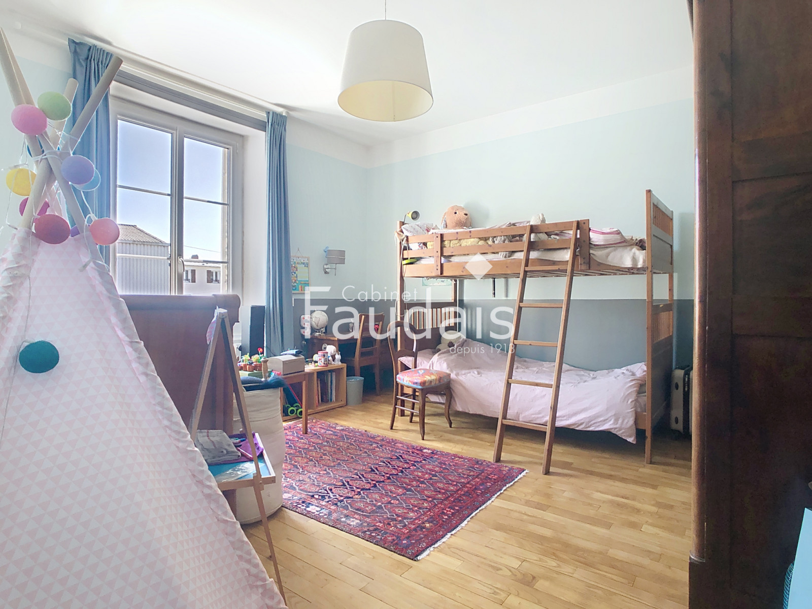 
                                                Vente
                                                 Maison de caractère en pierre proche commerces et écoles, en