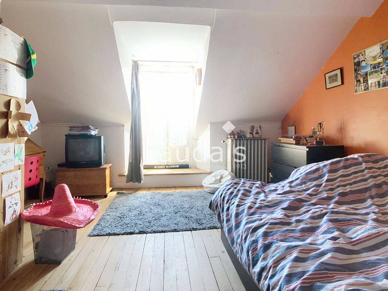 
                                                Vente
                                                 Maison de caractère en pierre proche commerces et écoles, en