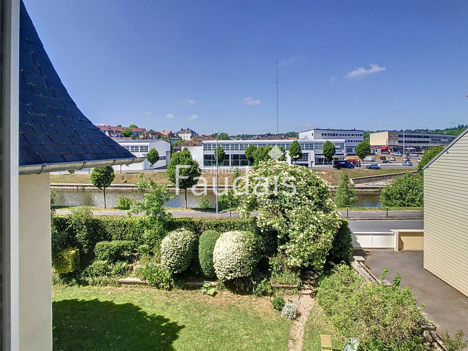 
                                                Vente
                                                 Maison de caractère en pierre proche commerces et écoles, en