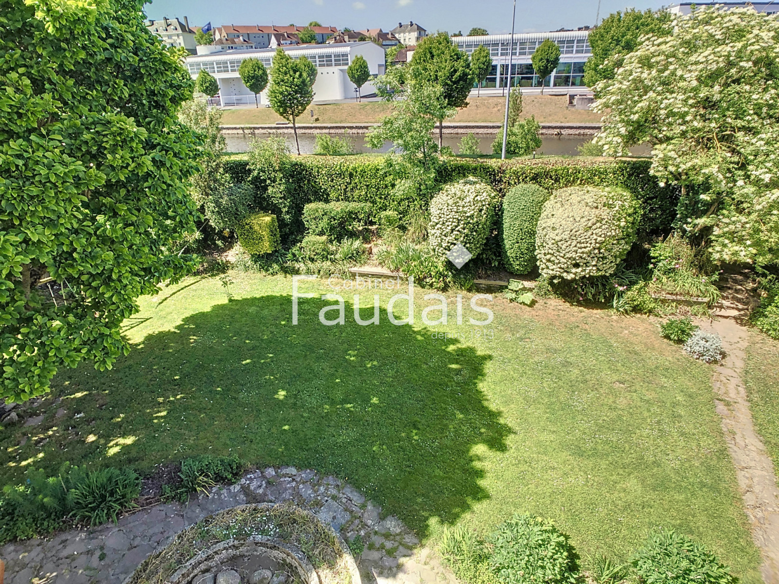 
                                                Vente
                                                 Maison de caractère en pierre proche commerces et écoles, en