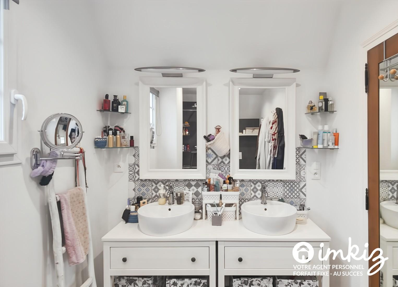 
                                                Vente
                                                 Maison de caractère - Piscine  et parc  paysager