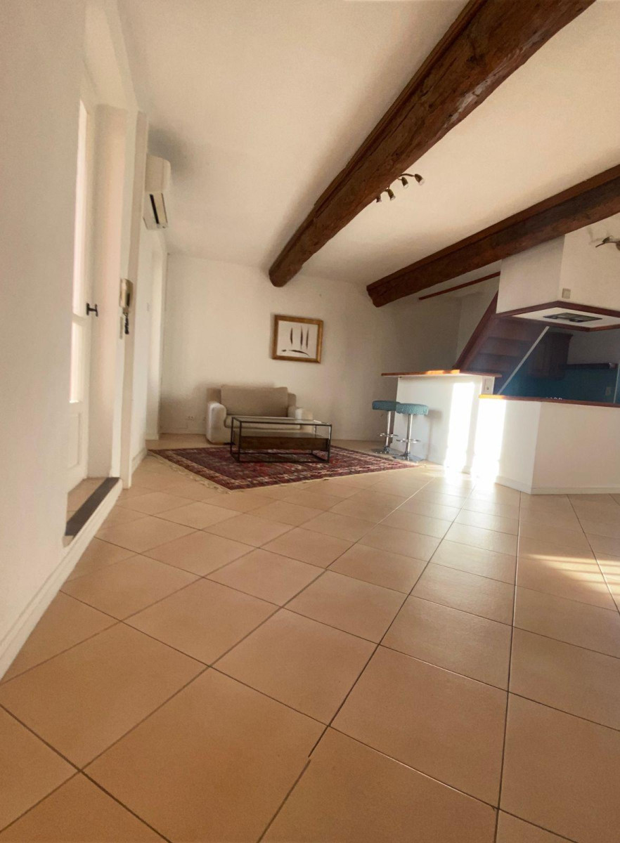 
                                                Location
                                                 Maison de charme avec tres joli jardin privatif.