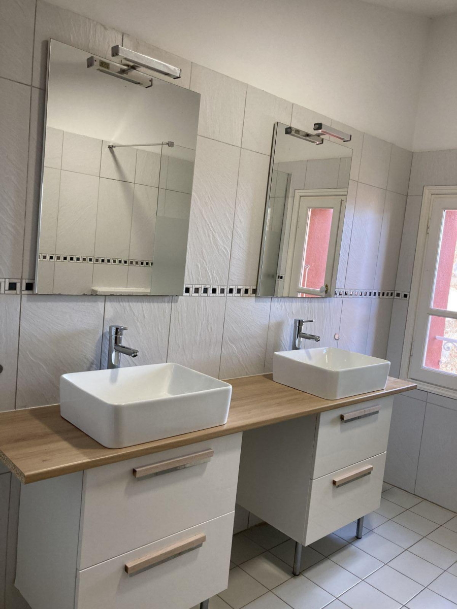 
                                                Location
                                                 Maison de charme avec tres joli jardin privatif.