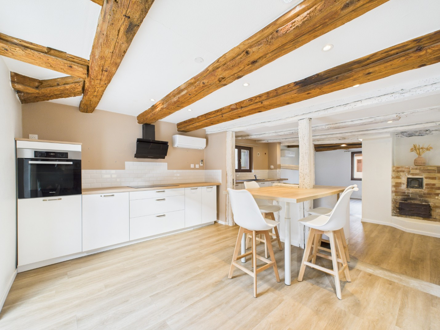 Vente
                                                 Maison de charme rénovée, 142m2, terrasse, garages