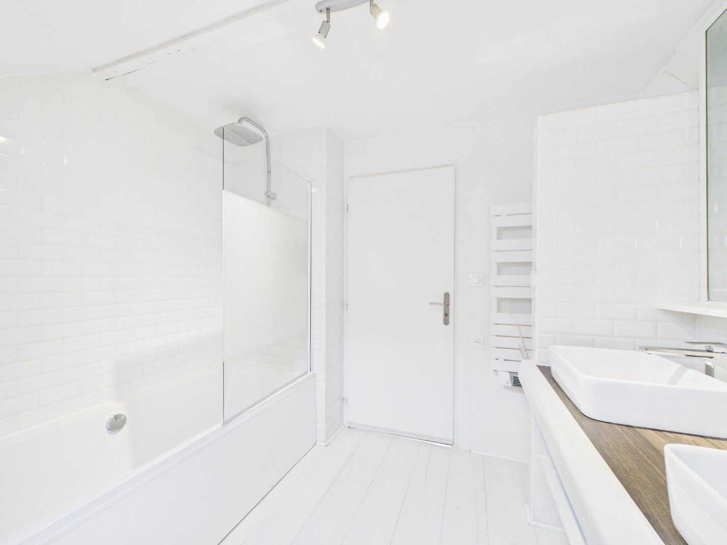 Vente
                                                 Maison de charme rénovée, 142m2, terrasse, garages