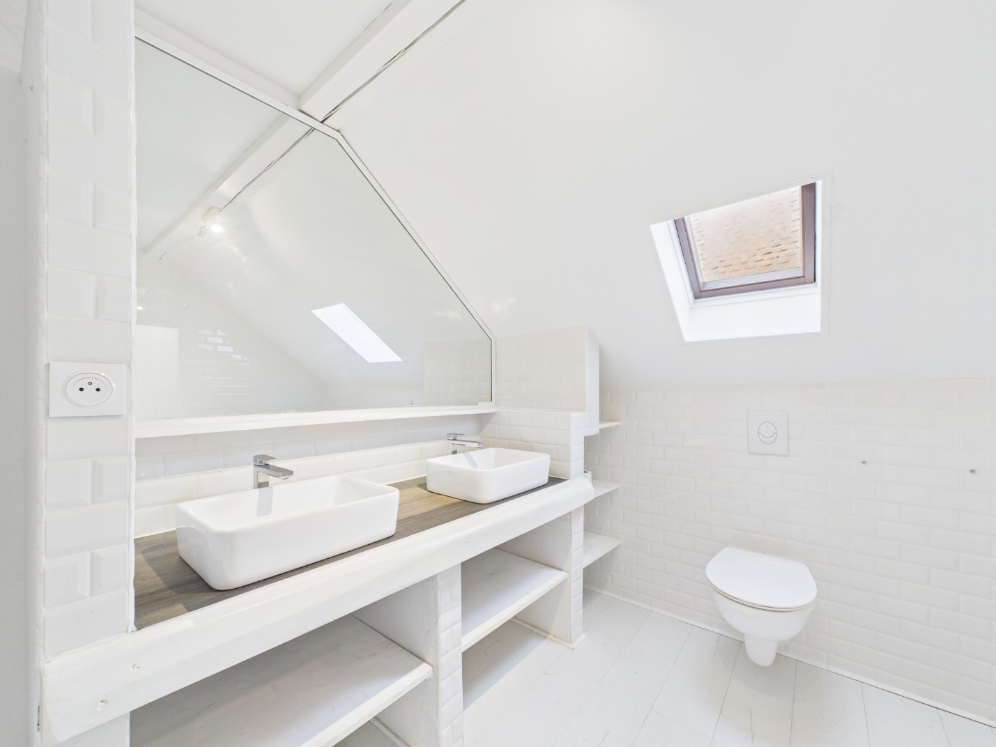 Vente
                                                 Maison de charme rénovée, 142m2, terrasse, garages