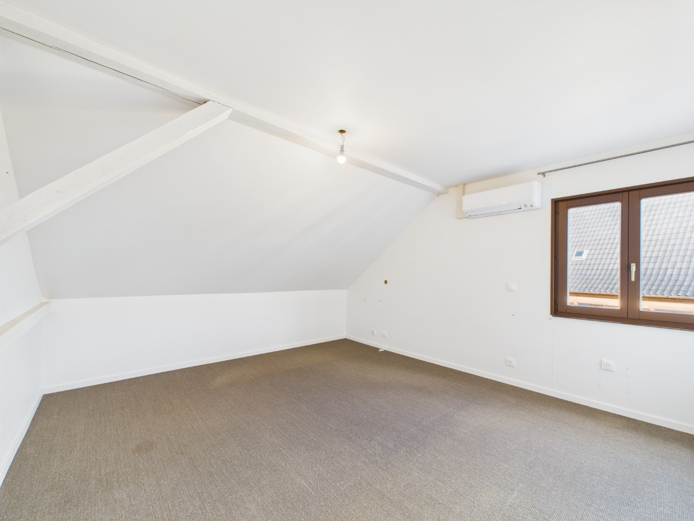 Vente
                                                 Maison de charme rénovée, 142m2, terrasse, garages