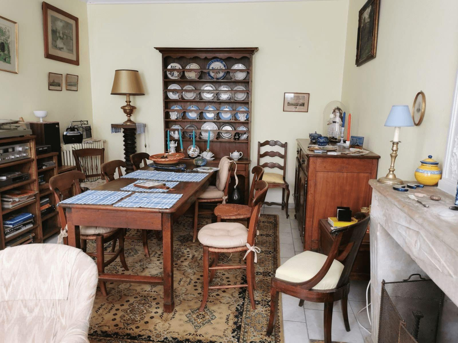 
                                                Location
                                                 Maison de famille avec jardin sur la Charente