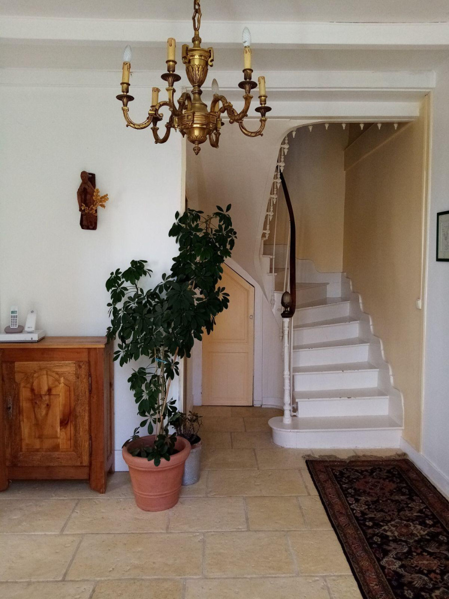 
                                                Location
                                                 Maison de maître sur grand jardin au calme