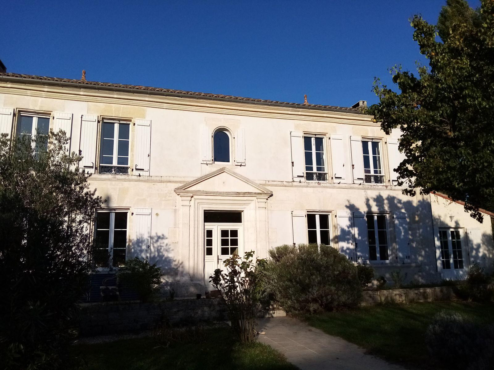 
                                                Location
                                                 Maison de maître sur grand jardin au calme