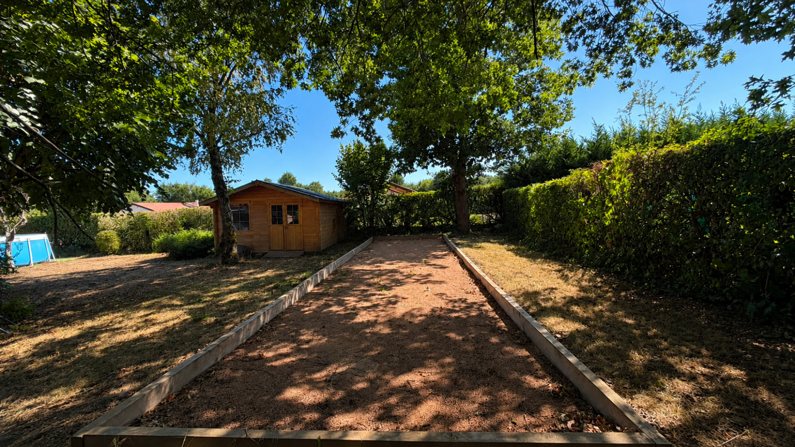 
                                                Vente
                                                 MAISON DE PLAIN-PIED 115 m² • 1 285 m² DE TERRAIN • 5 PIECES - PISCINE/TERRAIN PETANQUE