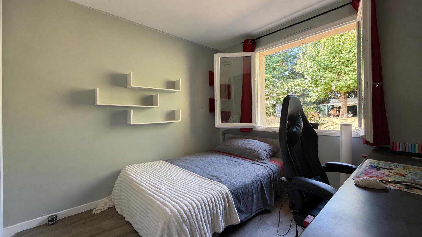 
                                                Vente
                                                 MAISON DE PLAIN-PIED 115 m² • 1 285 m² DE TERRAIN • 5 PIECES - PISCINE/TERRAIN PETANQUE