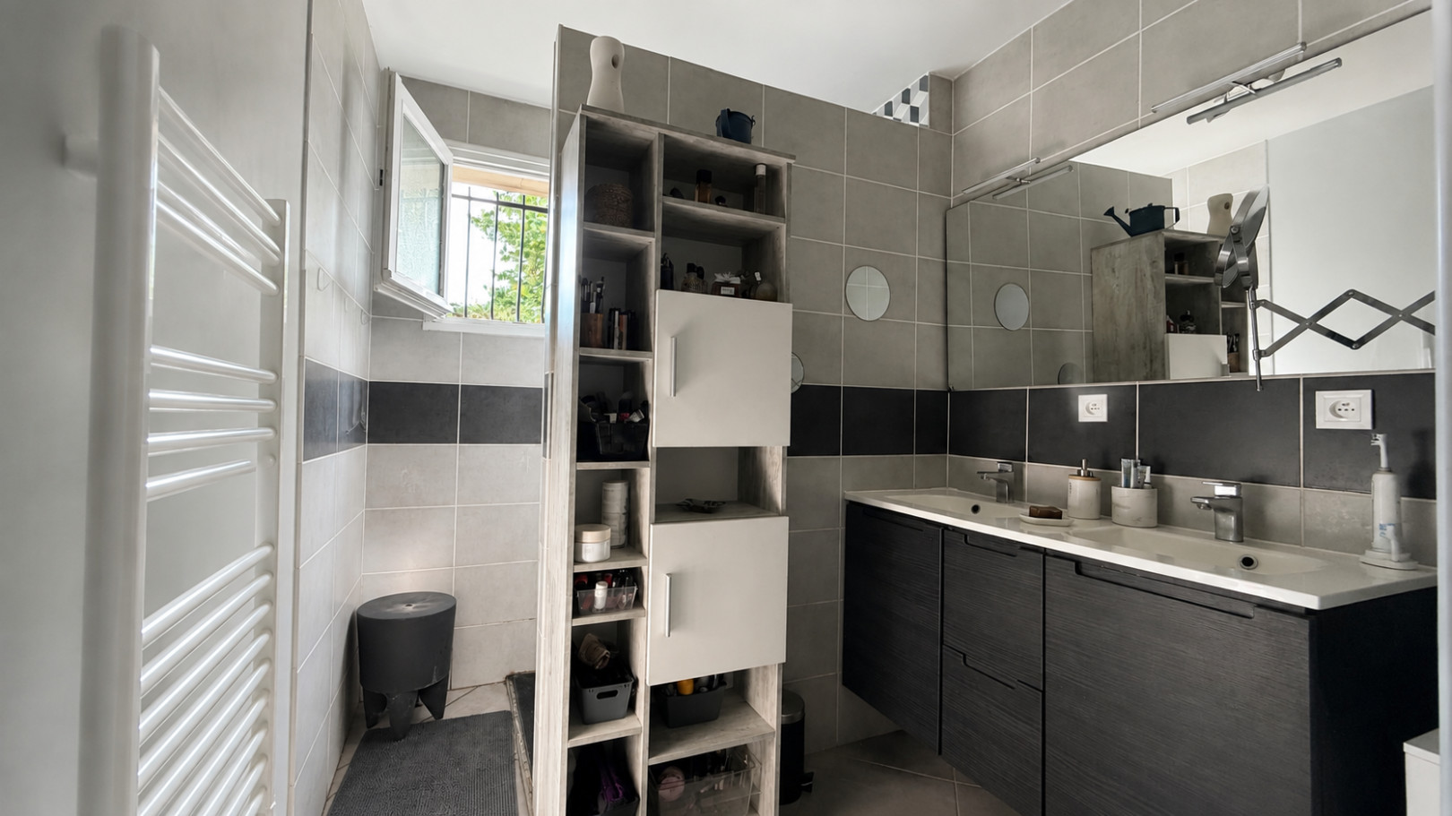 
                                                Vente
                                                 MAISON DE PLAIN-PIED 115 m² • 1 285 m² DE TERRAIN • 5 PIECES - PISCINE/TERRAIN PETANQUE