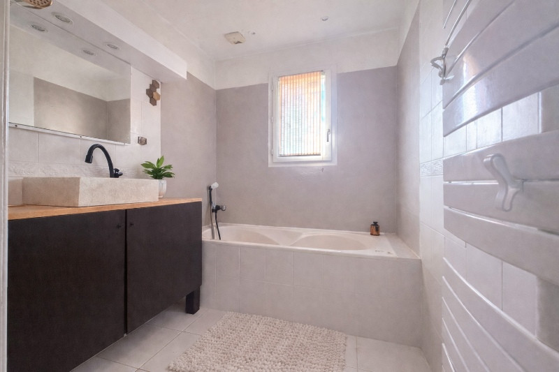 
                                                Vente
                                                 Maison de plain-pied,3 chambres, un garage , 1254m2 de terrain clos