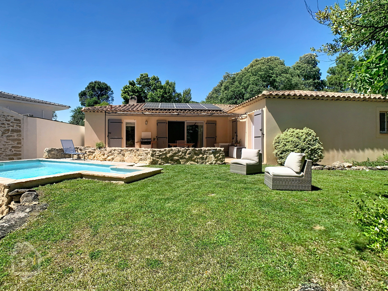 
                                                Vente
                                                 Maison de plain pied avec jardin et piscine
