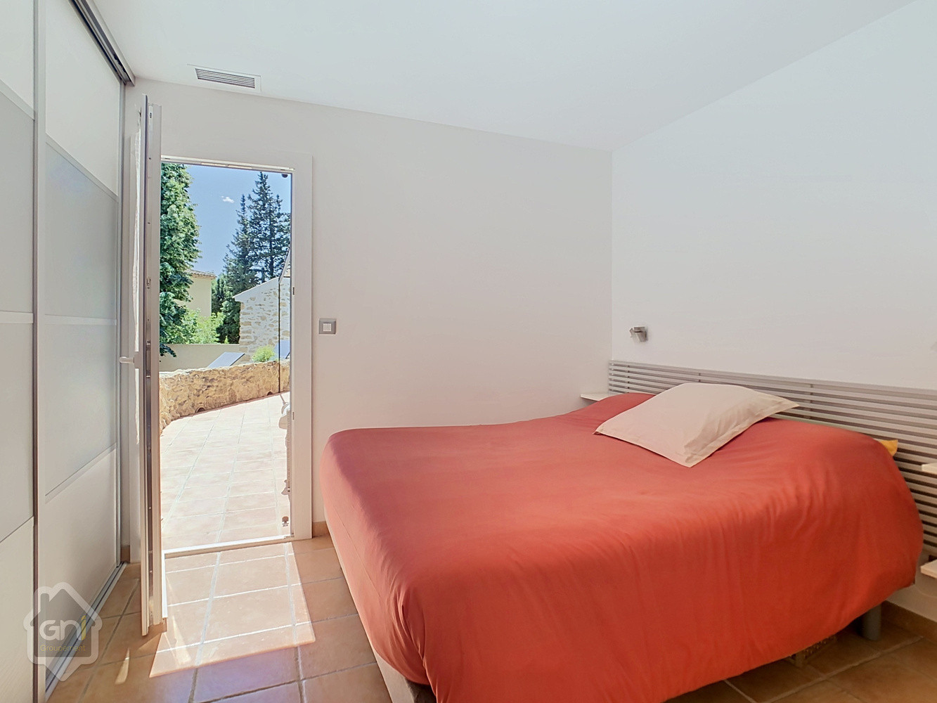 
                                                Vente
                                                 Maison de plain pied avec jardin et piscine