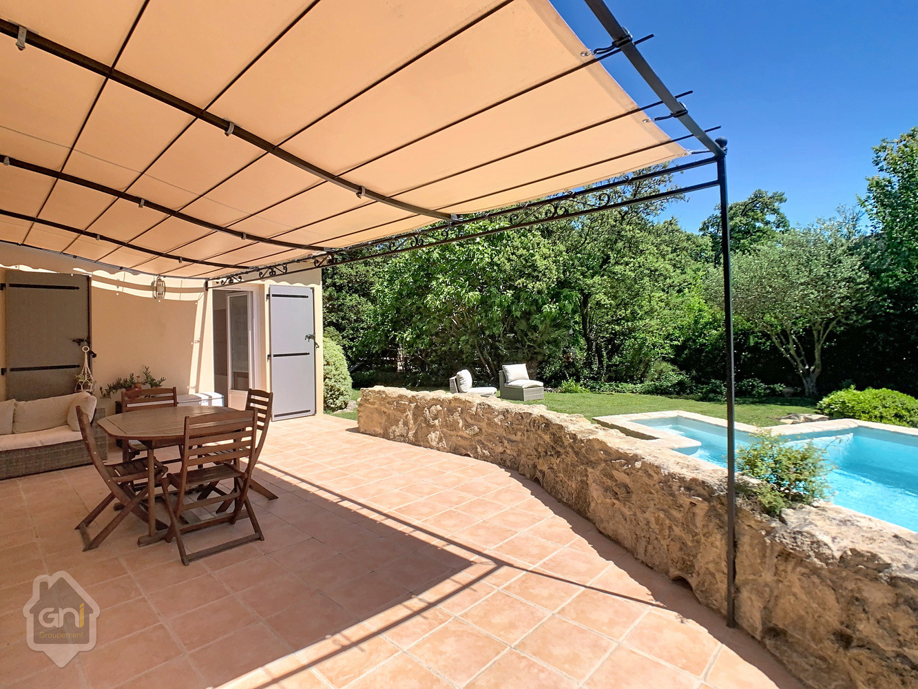 
                                                Vente
                                                 Maison de plain pied avec jardin et piscine