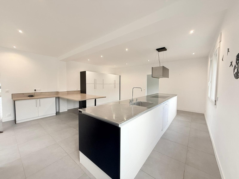 
                                                Vente
                                                 Maison de prestige 450m2- Parc 5300m2- 7 chambres- Proche Chantilly
