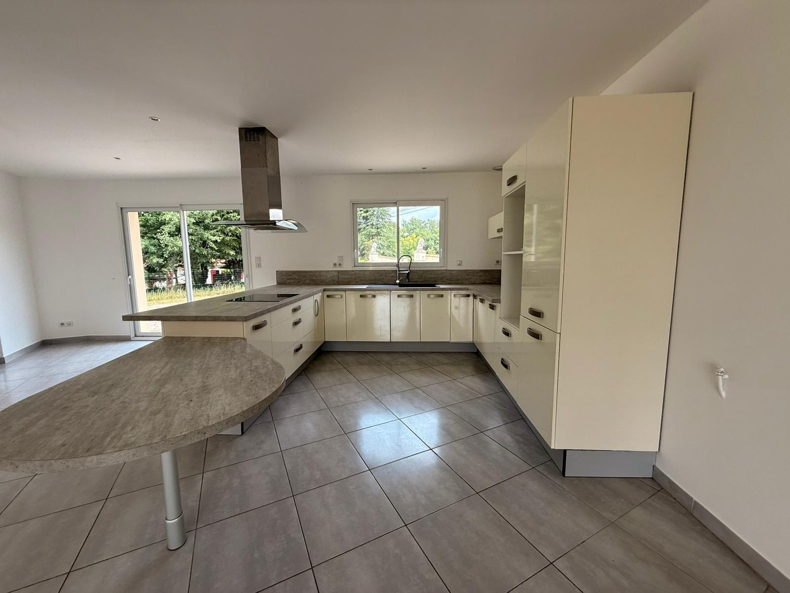 
                                                Vente
                                                 Maison de standing opportunité à saisir