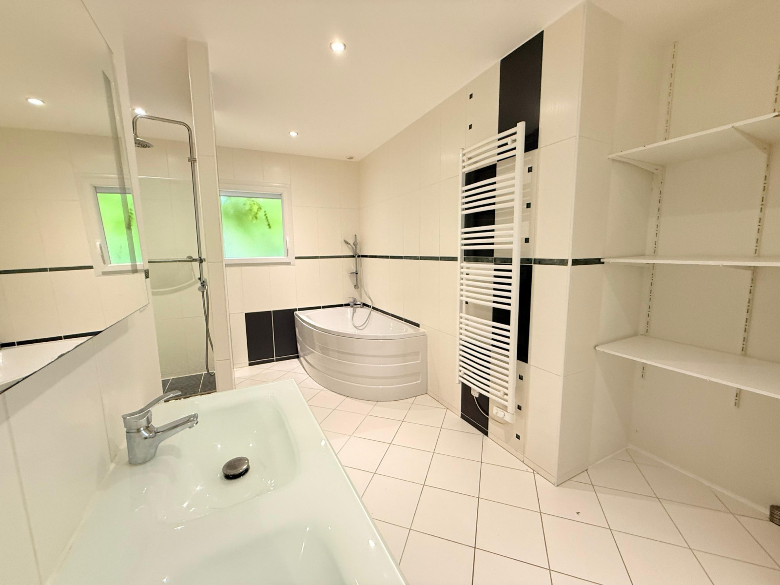 
                                                Vente
                                                 Maison de standing ; 5 chambres; Vue dégagée/calme