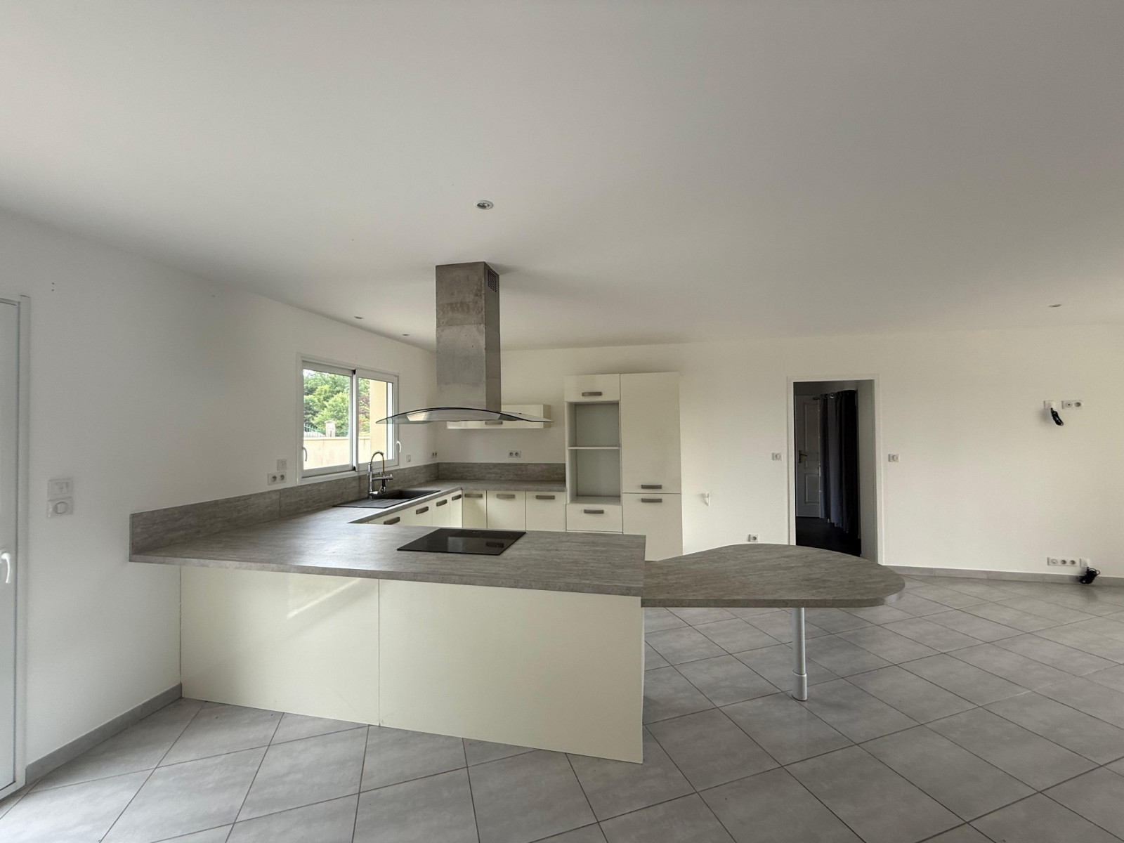 
                                                Vente
                                                 Maison de standing ; 5 chambres; Vue dégagée/calme