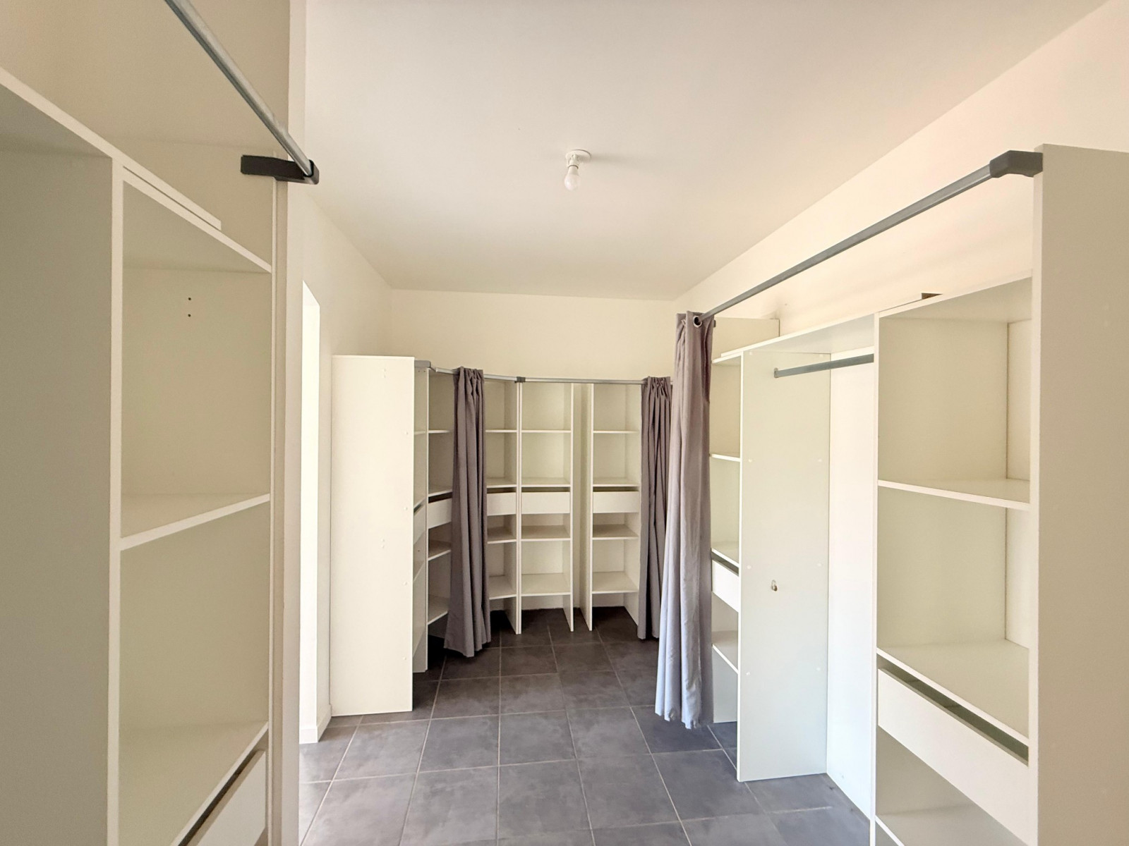 
                                                Vente
                                                 Maison de standing ; 5 chambres; Vue dégagée/calme
