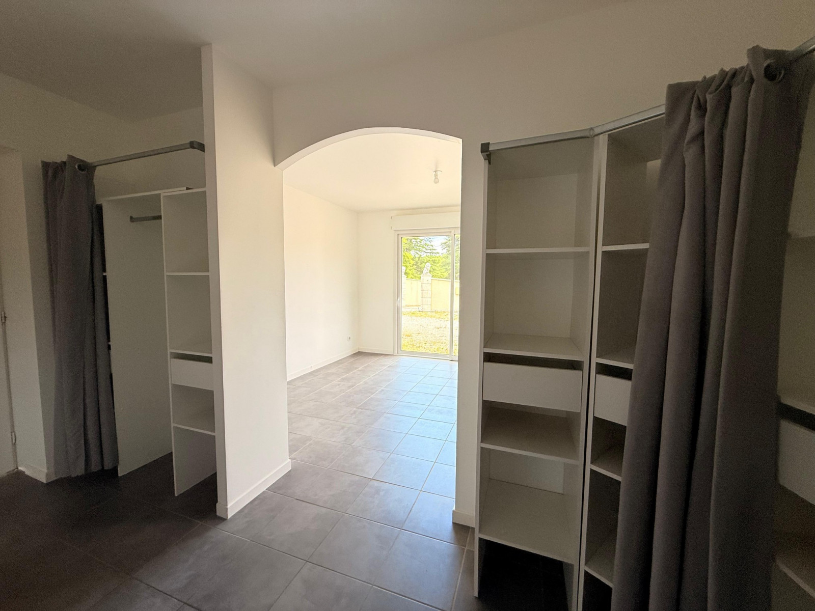 
                                                Vente
                                                 Maison de standing ; 5 chambres; Vue dégagée/calme