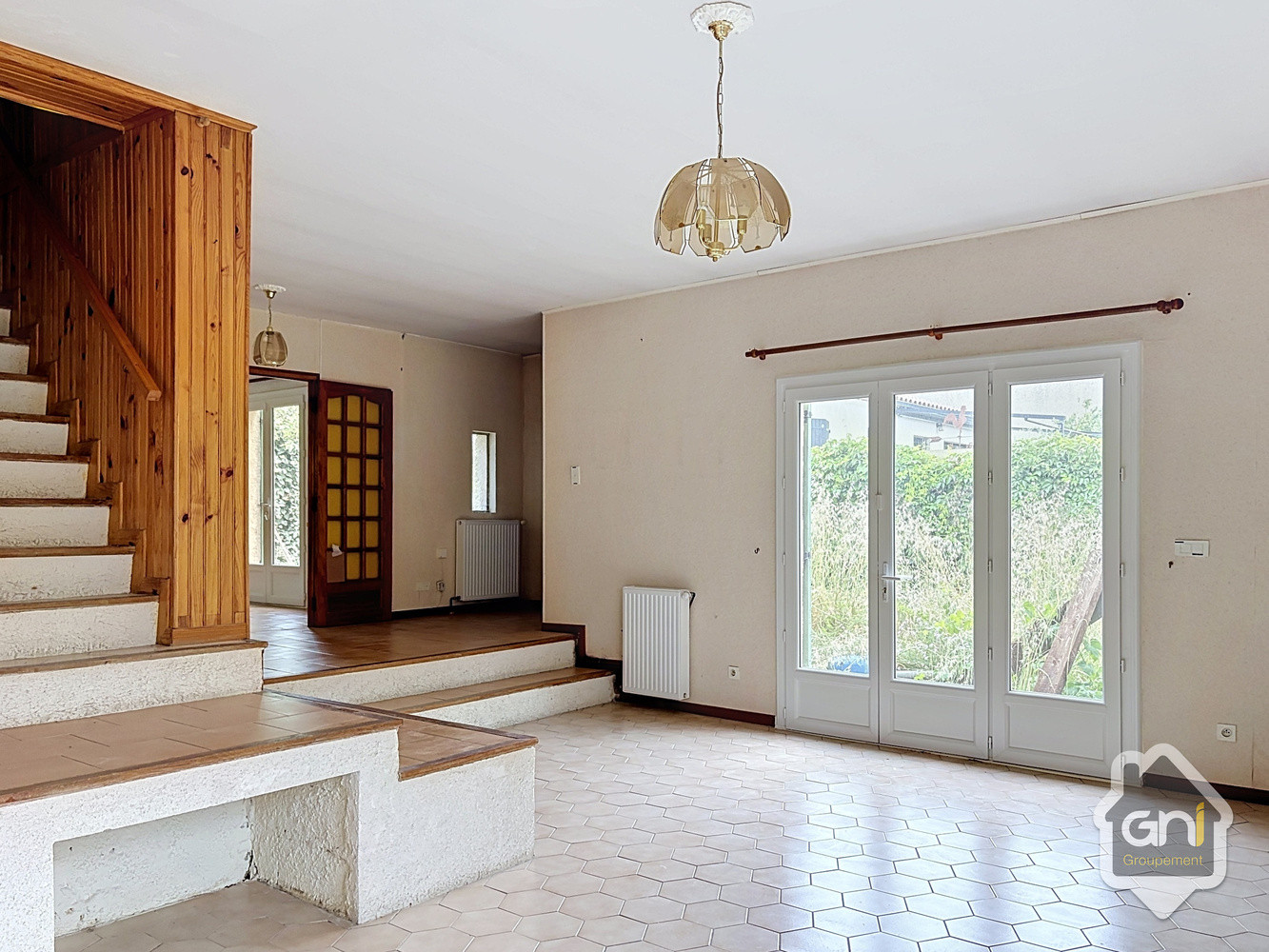 
                                                Vente
                                                 Maison de Type 7 avec jardin.