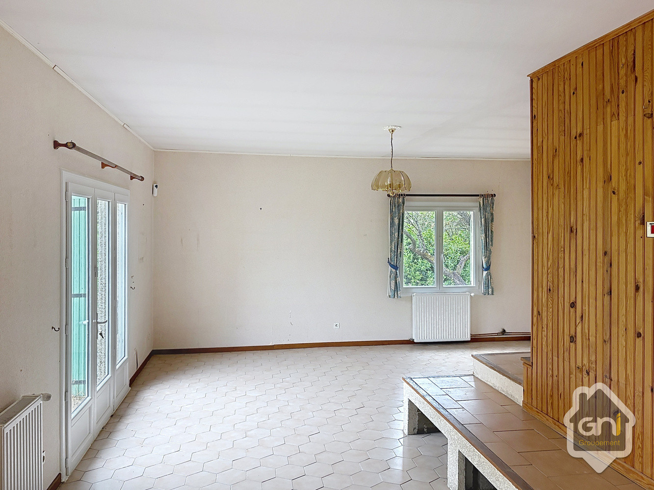 
                                                Vente
                                                 Maison de Type 7 avec jardin.