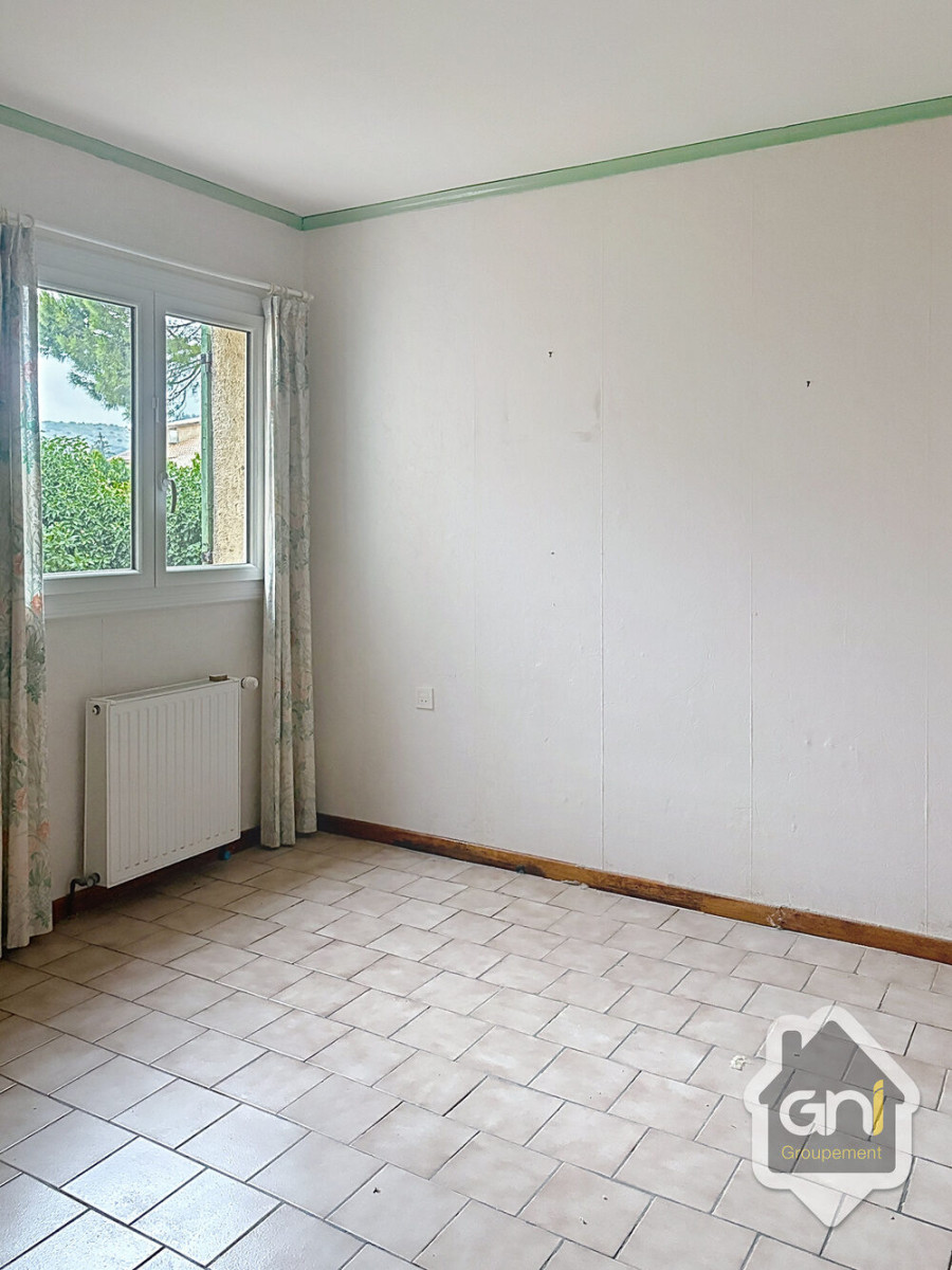 
                                                Vente
                                                 Maison de Type 7 avec jardin.