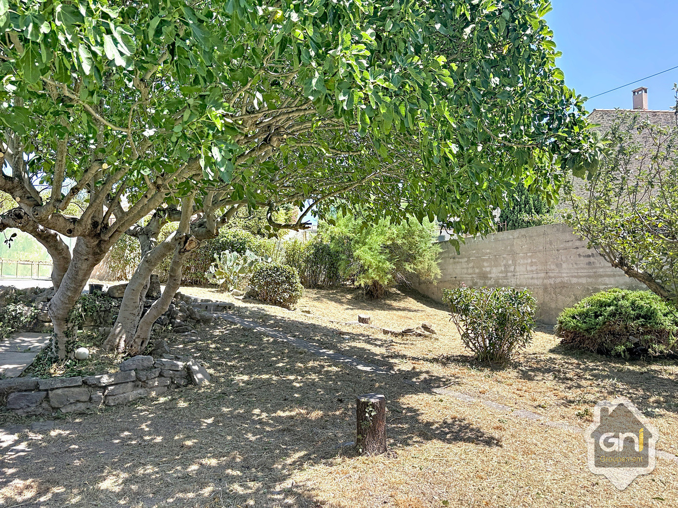 
                                                Vente
                                                 Maison de Type 7 avec jardin.