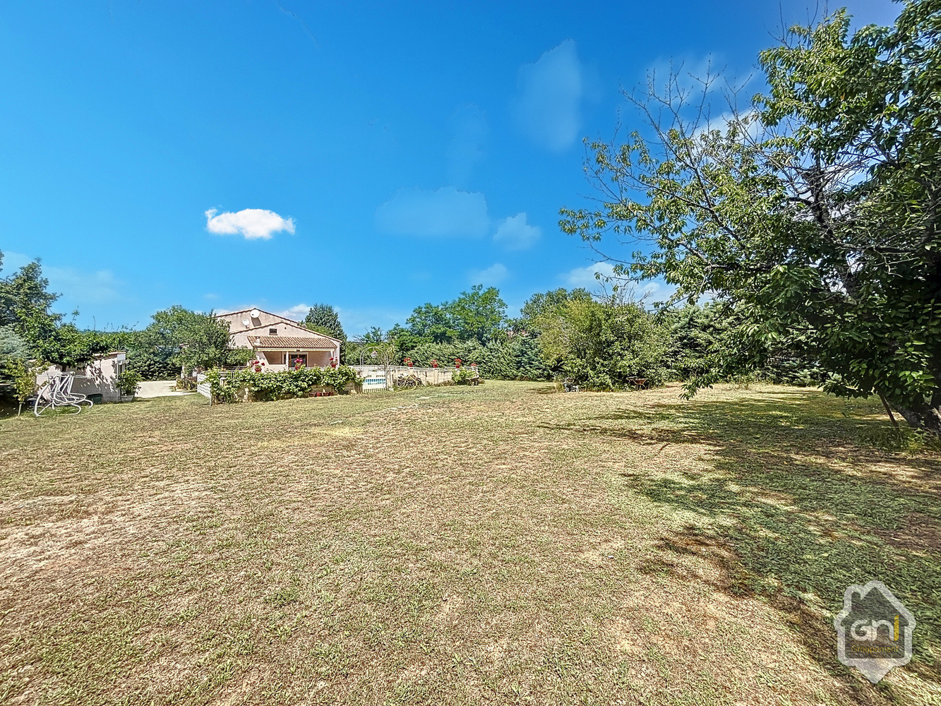 
                                                Vente
                                                 Maison de Type 8 avec jardin