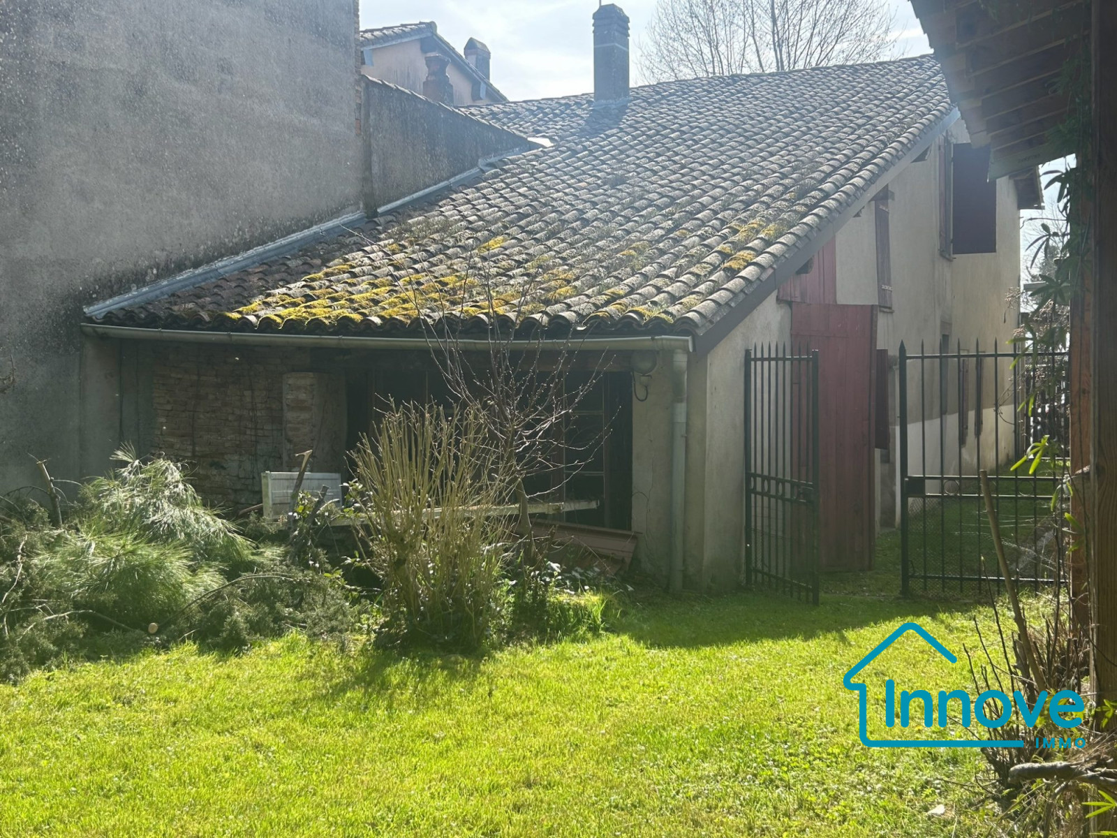 
                                                Vente
                                                 Maison de village à rénover au coeur de Pompignan