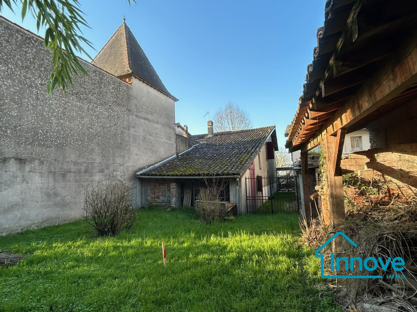 
                                                Vente
                                                 Maison de village à rénover au coeur de Pompignan