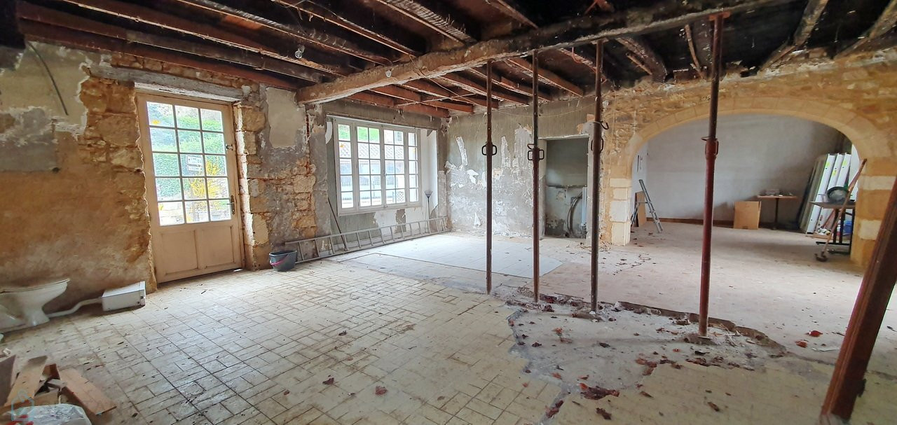 
                                                Vente
                                                 Maison de village à rénover idéalement située au cur du Périgord noir.